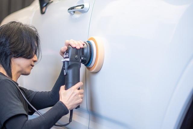 専用ブースでコーティングを施工する様子