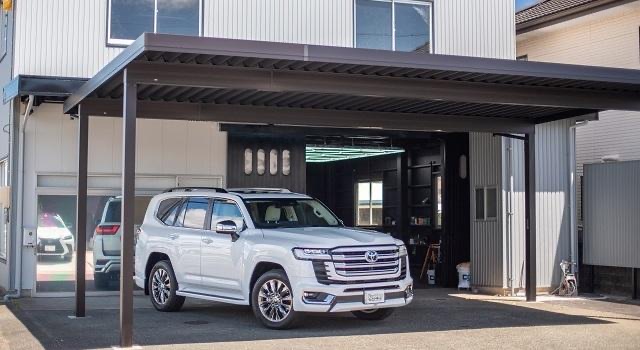 大型カーポートと屋内動線を備えたGRAYCIAの外観